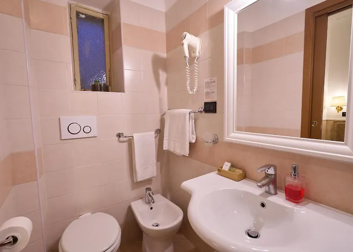 Ascot Hotel 2*
